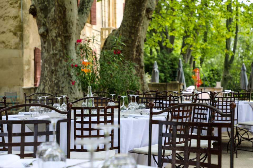 Séminaire à Saint-Rémy-de-Provence · Château de Roussan repas de groupe en terrasse, organisation d'événement sur mesure